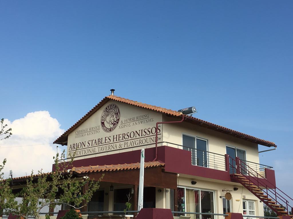 Arion Stables & Apartments Херсонисос Екстериор снимка